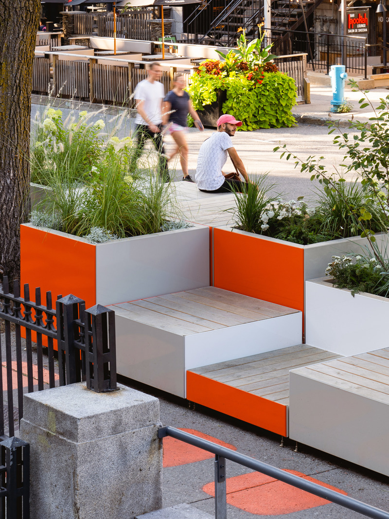 Dossier de presse | 2626-02 - Communiqué de presse | Agora Maximus, aménagements transitoires - LAAB collective en collaboration avec Signature design communication - Design urbain - Vue des pixels du trottoir - Crédit photo : Raphael Thibodeau