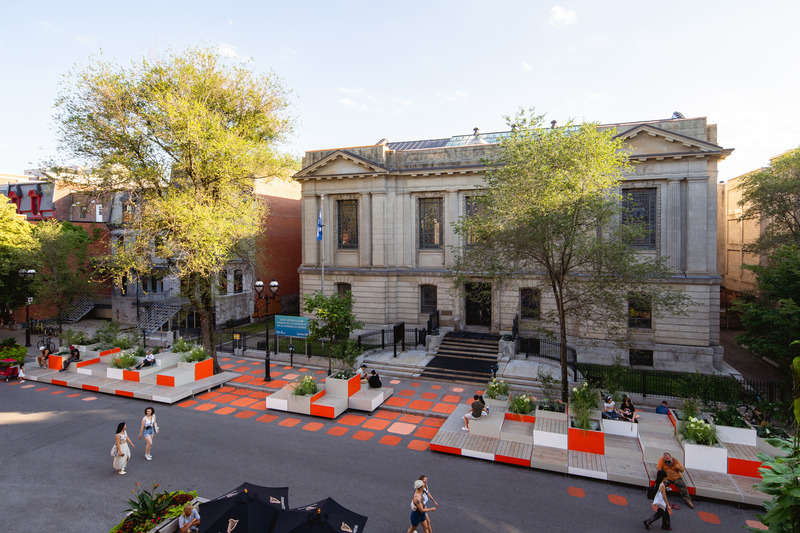 Dossier de presse | 2626-02 - Communiqué de presse | Agora Maximus, aménagements transitoires - LAAB collective en collaboration avec Signature design communication - Design urbain - Vue aérienne devant la bibliothèque - Crédit photo : Raphael Thibodeau