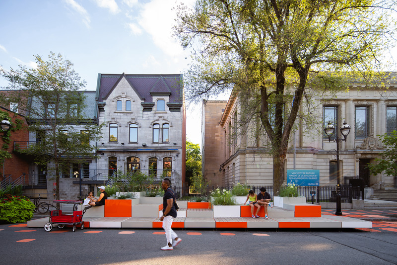 Dossier de presse | 2626-02 - Communiqué de presse | Agora Maximus, aménagements transitoires - LAAB collective en collaboration avec Signature design communication - Design urbain - Vue en élévation d'un module Agora Maximus - Crédit photo : Raphael Thibodeau