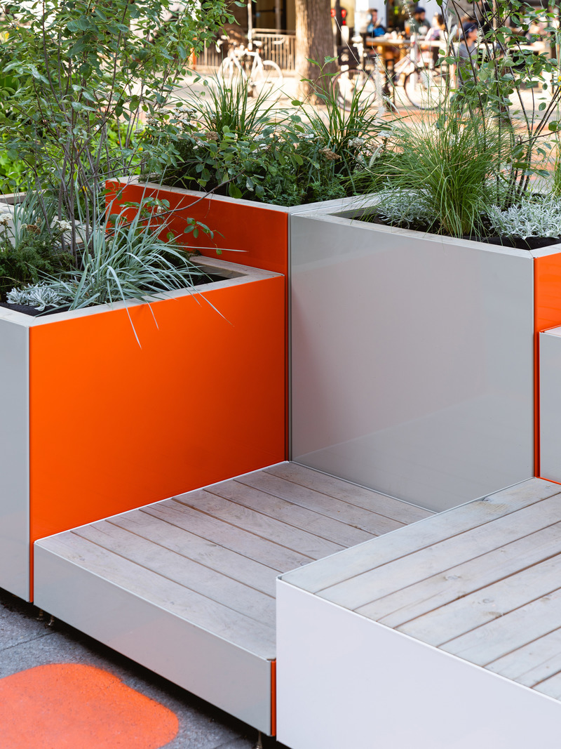 Dossier de presse | 2626-02 - Communiqué de presse | Agora Maximus, aménagements transitoires - LAAB collective en collaboration avec Signature design communication - Design urbain - <p>Vue détail des pixels végétalisés</p> - Crédit photo : Raphael Thibodeau