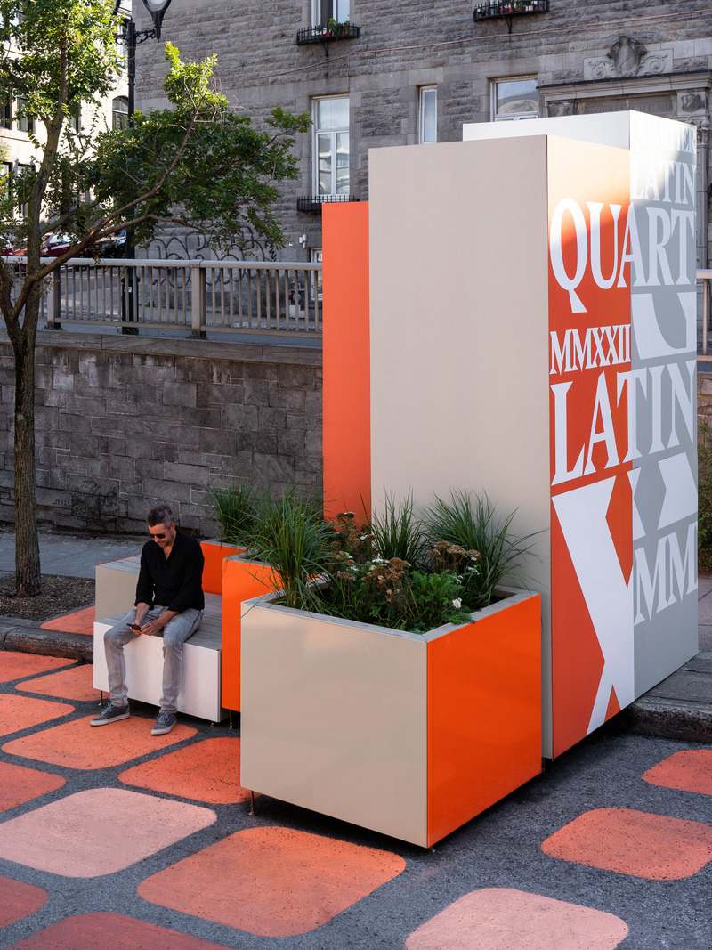 Dossier de presse | 2626-02 - Communiqué de presse | Agora Maximus, aménagements transitoires - LAAB collective en collaboration avec Signature design communication - Design urbain -  Vue latérale du Pilier d'Hercule Ouest  - Crédit photo : Raphael Thibodeau