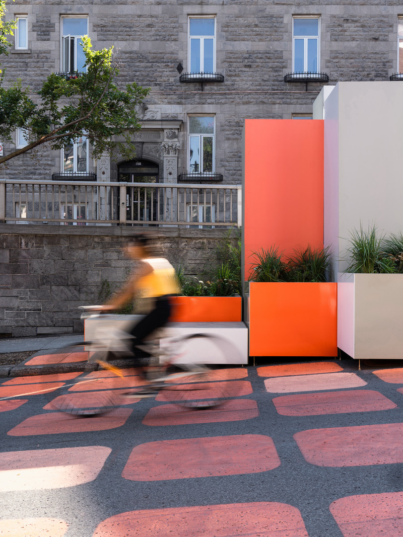 Dossier de presse | 2626-02 - Communiqué de presse | Agora Maximus, aménagements transitoires - LAAB collective en collaboration avec Signature design communication - Design urbain -  Vue latérale du Pilier d'Hercule Ouest  - Crédit photo : Raphael Thibodeau