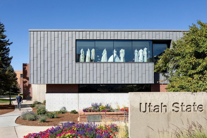 Press kit | 2757-31 - Press release | Sparano + Mooney Architecture Designs State-of-the-Art Buildings for Utah State University's Fine Arts Campus - Sparano + Mooney Architecture - Institutional Architecture - <p>Sid Perkes Theatrical Design Complex: Prominent view of the new building with the theatrical costume production shop in view.</p> - Photo credit: <p>Jeremy Bittermann</p>