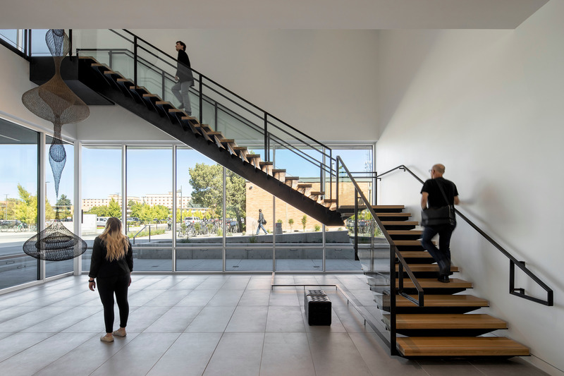 Press kit | 2757-31 - Press release | Sparano + Mooney Architecture Designs State-of-the-Art Buildings for Utah State University's Fine Arts Campus - Sparano + Mooney Architecture - Institutional Architecture - NEHMA: Clear glazing at the new and existing lobby spaces provides a direct connection and visibility to the exterior courtyards. - Photo credit: Jeremy Bittermann