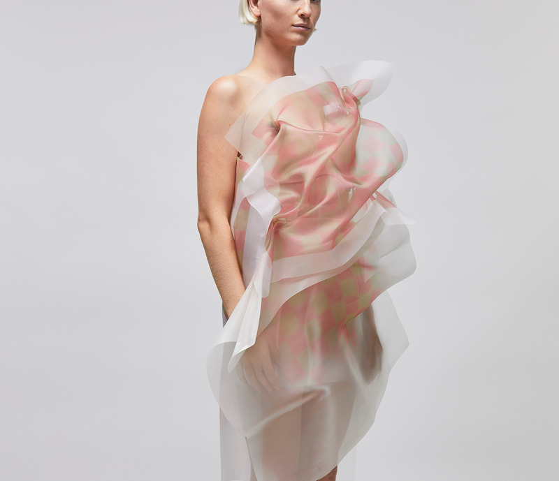 Dossier de presse | 842-03 - Communiqué de presse | 2 5 2 6 : Nouvelle collection de vêtements robotisés de Ying Gao - Ying Gao - Design de mode - Crédit photo : Maude Arsenault