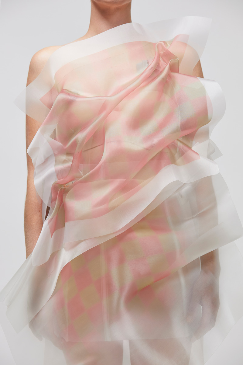 Dossier de presse | 842-03 - Communiqué de presse | 2 5 2 6 : Nouvelle collection de vêtements robotisés de Ying Gao - Ying Gao - Design de mode - Crédit photo : Maude Arsenault