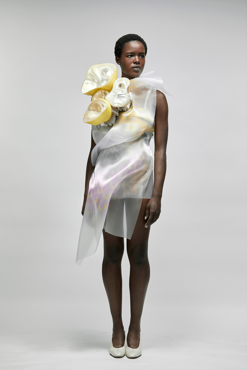 Dossier de presse | 842-03 - Communiqué de presse | 2 5 2 6 : Nouvelle collection de vêtements robotisés de Ying Gao - Ying Gao - Design de mode - Crédit photo : Maude Arsenault