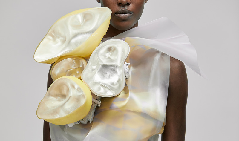 Dossier de presse | 842-03 - Communiqué de presse | 2 5 2 6 : Nouvelle collection de vêtements robotisés de Ying Gao - Ying Gao - Design de mode - Crédit photo : Maude Arsenault