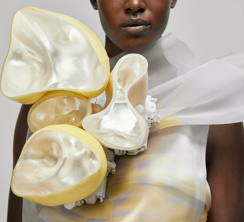Dossier de presse | 842-03 - Communiqué de presse | 2 5 2 6 : Nouvelle collection de vêtements robotisés de Ying Gao - Ying Gao - Design de mode - Crédit photo : Maude Arsenault