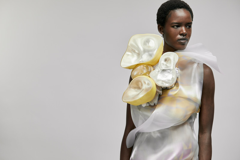 Dossier de presse | 842-03 - Communiqué de presse | 2 5 2 6 : Nouvelle collection de vêtements robotisés de Ying Gao - Ying Gao - Design de mode - Crédit photo : Maude Arsenault