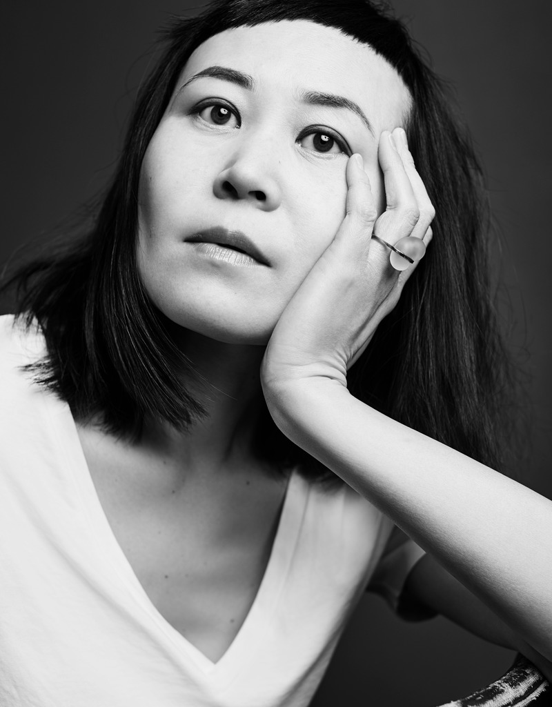 Dossier de presse | 842-03 - Communiqué de presse | 2 5 2 6 : Nouvelle collection de vêtements robotisés de Ying Gao - Ying Gao - Design de mode - portrait Ying Gao - Crédit photo : Max Abadian