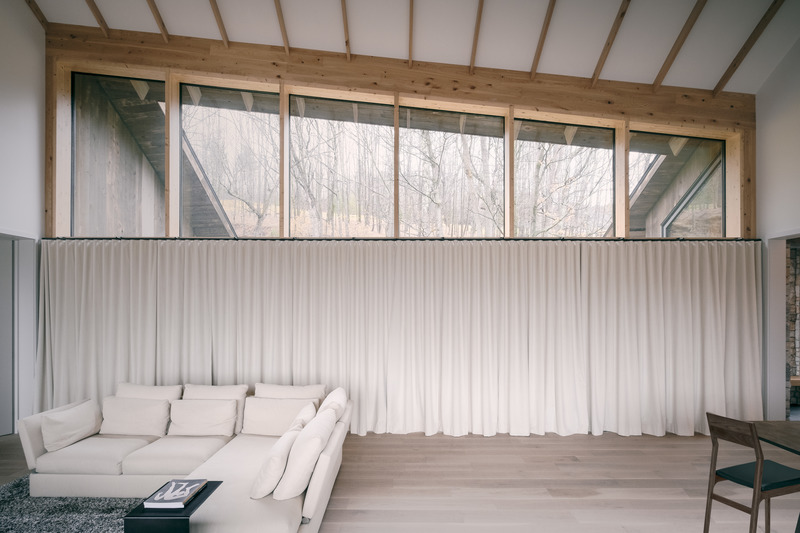 Press kit | 2603-02 - Press release | Virgin Vineyard House - LAMAS Architecture Ltd - Residential Architecture - View of living room facing north - Photo credit: Félix Michaud