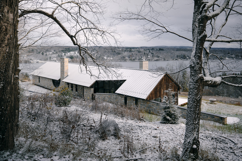 Press kit | 2603-02 - Press release | Virgin Vineyard House - LAMAS Architecture Ltd - Residential Architecture - View of house looking south from farm road - Photo credit: Félix Michaud