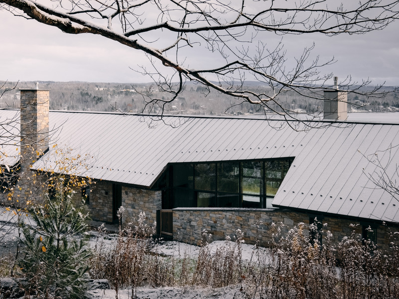 Press kit | 2603-02 - Press release | Virgin Vineyard House - LAMAS Architecture Ltd - Residential Architecture - View of house entry and courtyard from farm road - Photo credit: Félix Michaud