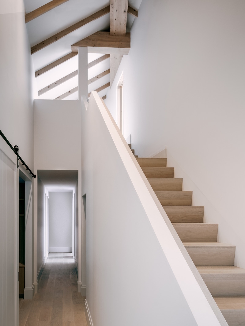 Press kit | 2603-02 - Press release | Virgin Vineyard House - LAMAS Architecture Ltd - Residential Architecture - View of stair to roof terrace and bedroom corridor - Photo credit: Félix Michaud