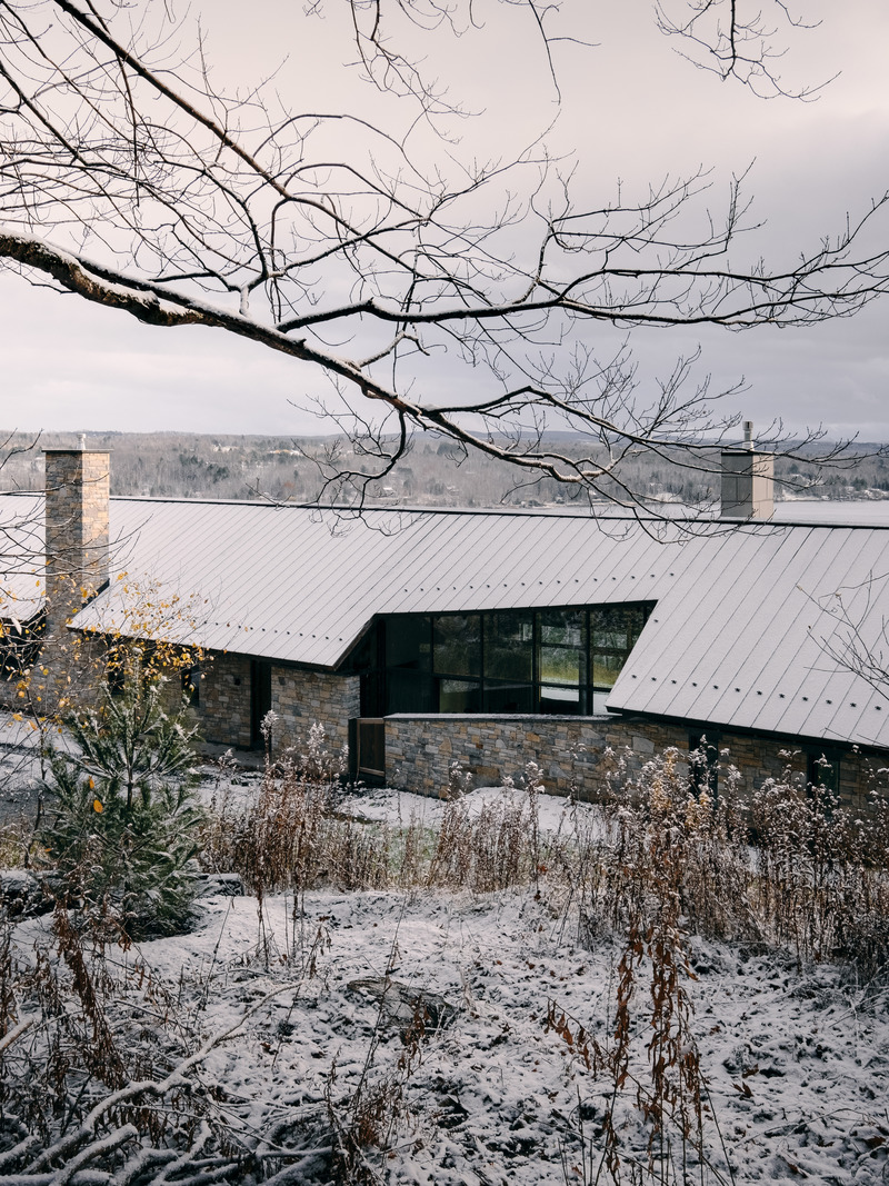 Press kit | 2603-02 - Press release | Virgin Vineyard House - LAMAS Architecture Ltd - Residential Architecture - View of house entry and courtyard from farm road - Photo credit: Félix Michaud