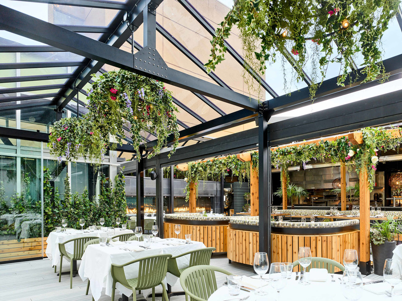 Dossier de presse | 2973-02 - Communiqué de presse | IDIBC Announces 2022 Awards of Excellence Recipients - Interior Designers Institute of British Columbia - Design d’intérieur commercial -   IDIBC Award of Merit: Monica Jeffers Mcleish RID IDIBC; THE ROOF at Black &amp; Blue, Vancouver BC; Food &amp; Beverage Category   - Crédit photo :  Martin Knowles Photo/Media 