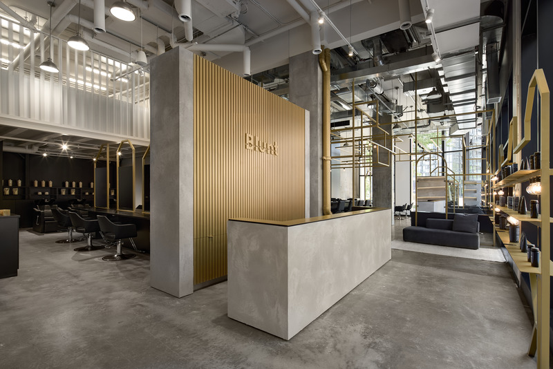 Dossier de presse | 1215-12 - Communiqué de presse | Béton et doré s’entremêlent et donnent le ton chez Blunt - ISSASTUDIO - Design d’intérieur commercial - Crédit photo : Philippe Bernard