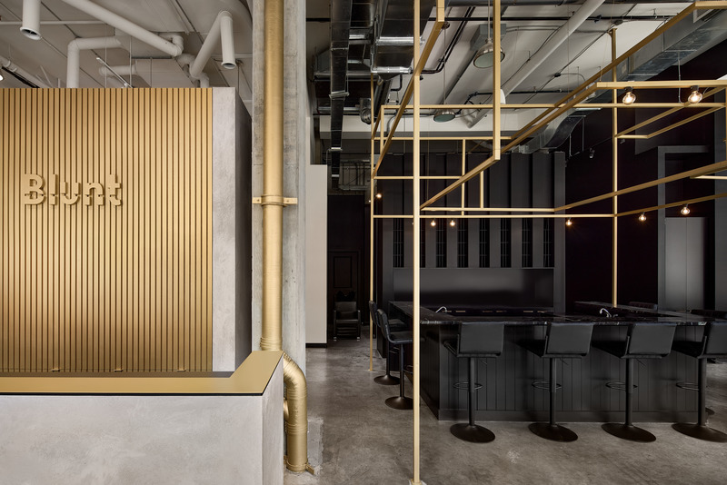Dossier de presse | 1215-12 - Communiqué de presse | Béton et doré s’entremêlent et donnent le ton chez Blunt - ISSASTUDIO - Design d’intérieur commercial - Crédit photo : Philippe Bernard