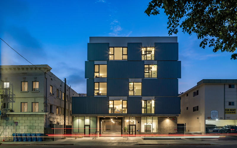 Dossier de presse | 5795-01 - Communiqué de presse | ANX’s Metric Hotel Leads Westlake Neighborhood Re-emergence From The Inside - ANX / Aaron Neubert Architects - Architecture commerciale - Exterior Front Night - Crédit photo : Brian Thomas Jones