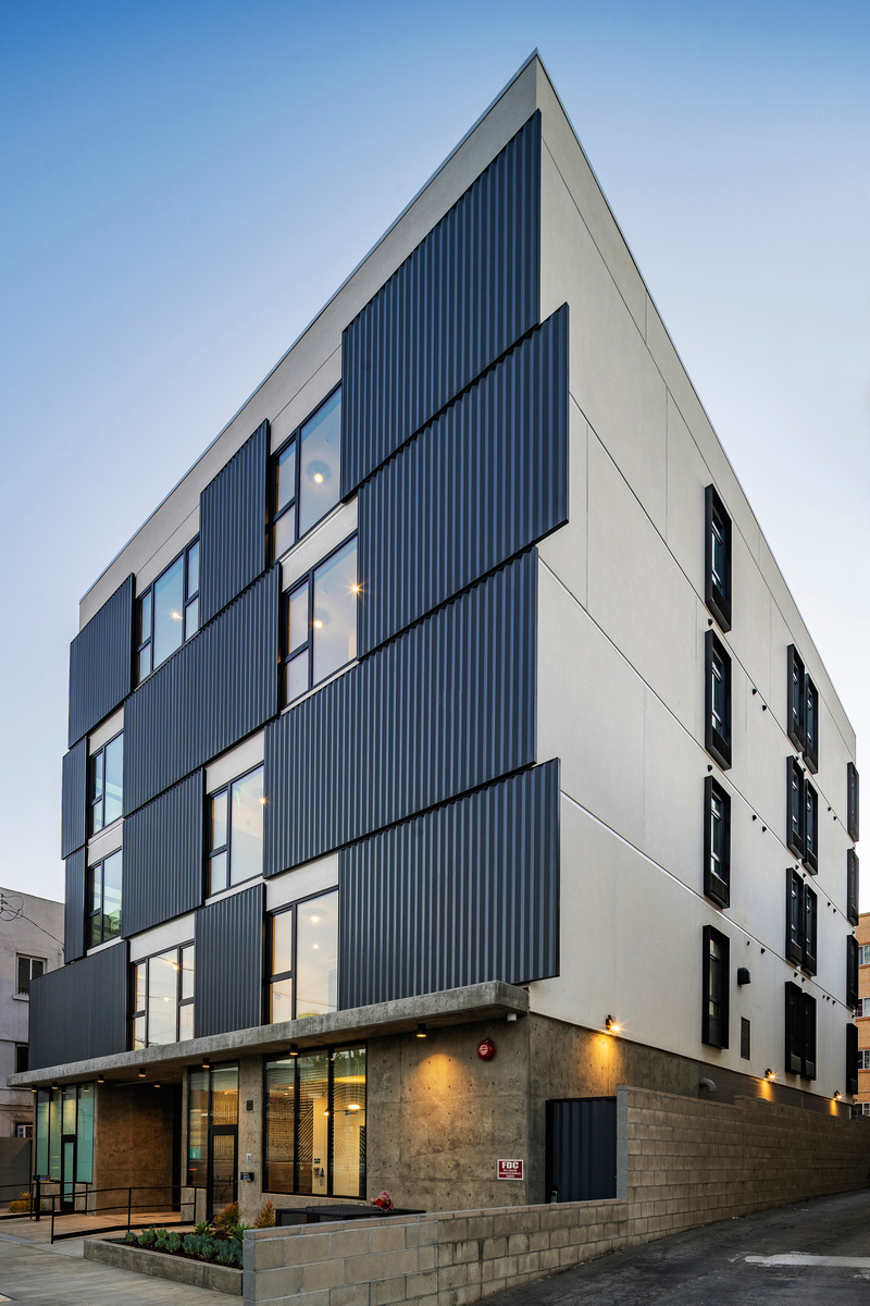 Dossier de presse | 5795-01 - Communiqué de presse | ANX’s Metric Hotel Leads Westlake Neighborhood Re-emergence From The Inside - ANX / Aaron Neubert Architects - Architecture commerciale - Exterior Front Detail - Crédit photo : Brian Thomas Jones