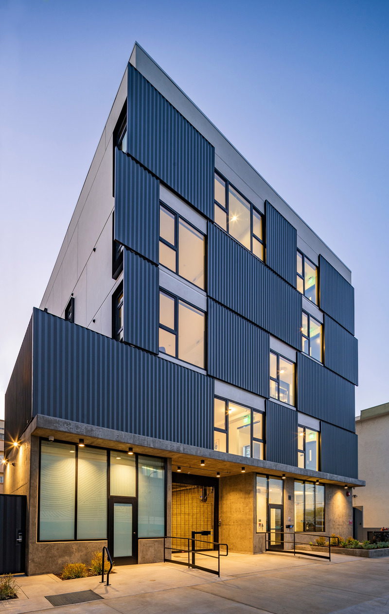 Dossier de presse | 5795-01 - Communiqué de presse | ANX’s Metric Hotel Leads Westlake Neighborhood Re-emergence From The Inside - ANX / Aaron Neubert Architects - Architecture commerciale - Exterior Front Detail - Crédit photo : Brian Thomas Jones