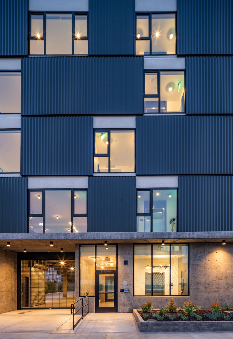 Dossier de presse | 5795-01 - Communiqué de presse | ANX’s Metric Hotel Leads Westlake Neighborhood Re-emergence From The Inside - ANX / Aaron Neubert Architects - Architecture commerciale - Exterior Front Detail - Crédit photo : Brian Thomas Jones