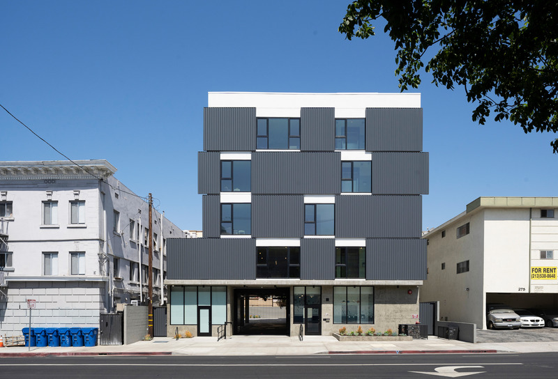 Dossier de presse | 5795-01 - Communiqué de presse | ANX’s Metric Hotel Leads Westlake Neighborhood Re-emergence From The Inside - ANX / Aaron Neubert Architects - Architecture commerciale - Exterior Front Day - Crédit photo : Brian Thomas Jones