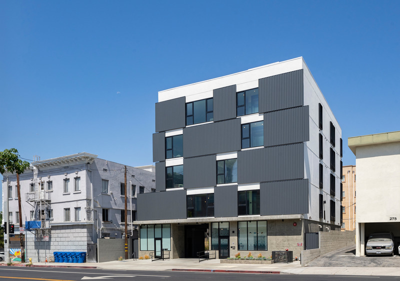 Dossier de presse | 5795-01 - Communiqué de presse | ANX’s Metric Hotel Leads Westlake Neighborhood Re-emergence From The Inside - ANX / Aaron Neubert Architects - Architecture commerciale - Exterior Front Day - Crédit photo : Brian Thomas Jones