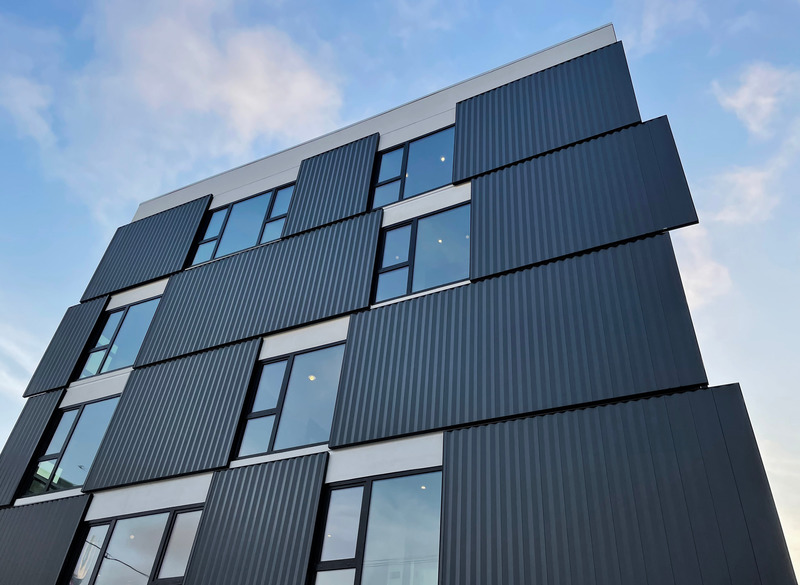 Dossier de presse | 5795-01 - Communiqué de presse | ANX’s Metric Hotel Leads Westlake Neighborhood Re-emergence From The Inside - ANX / Aaron Neubert Architects - Architecture commerciale - Exterior Front Detail - Crédit photo : Brian Thomas Jones