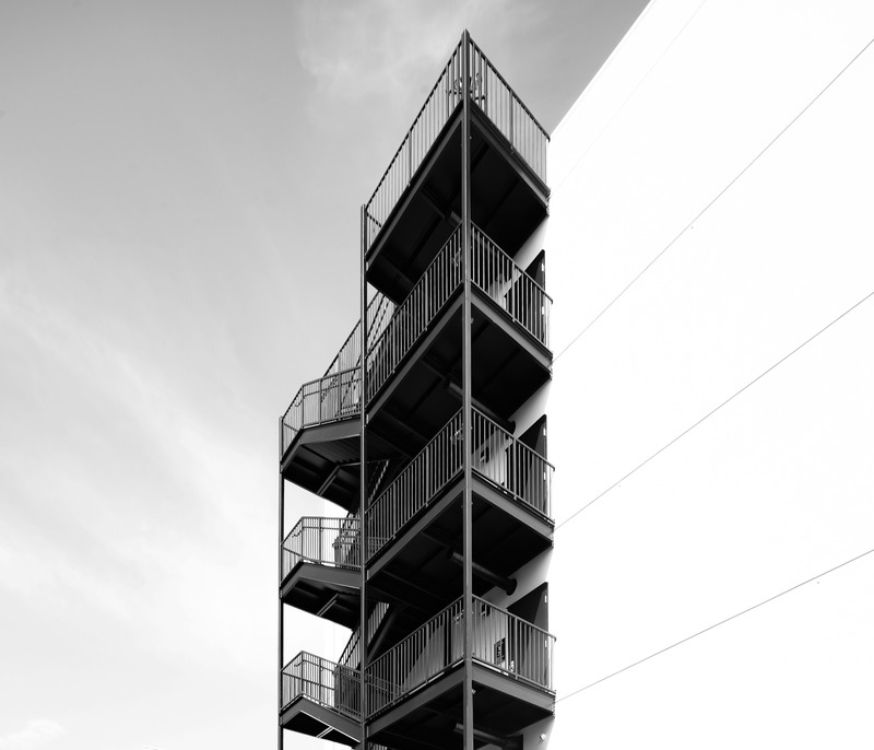 Dossier de presse | 5795-01 - Communiqué de presse | ANX’s Metric Hotel Leads Westlake Neighborhood Re-emergence From The Inside - ANX / Aaron Neubert Architects - Architecture commerciale - Exterior Stair Detail - Crédit photo : Brian Thomas Jones