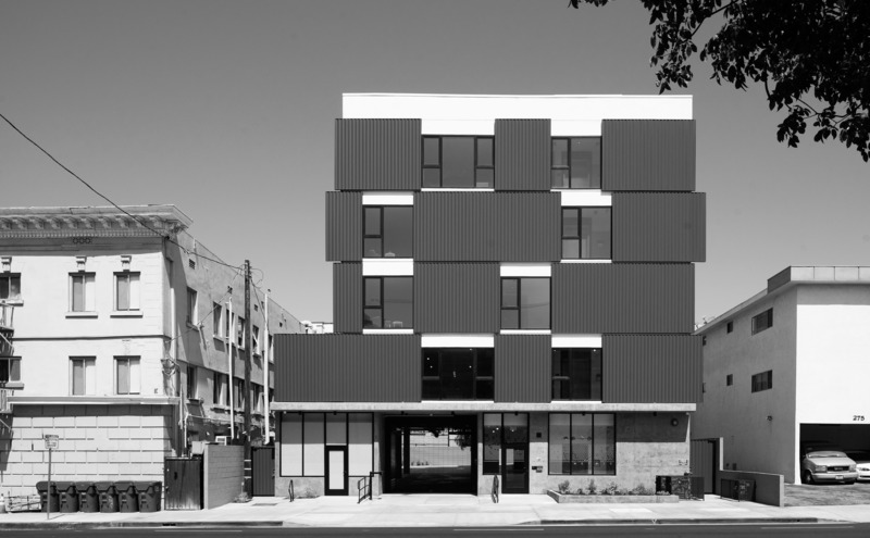 Dossier de presse | 5795-01 - Communiqué de presse | ANX’s Metric Hotel Leads Westlake Neighborhood Re-emergence From The Inside - ANX / Aaron Neubert Architects - Architecture commerciale - Exterior Front Day - Crédit photo : Brian Thomas Jones