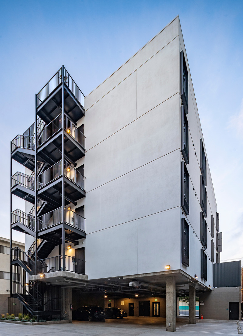 Dossier de presse | 5795-01 - Communiqué de presse | ANX’s Metric Hotel Leads Westlake Neighborhood Re-emergence From The Inside - ANX / Aaron Neubert Architects - Architecture commerciale - Exterior Rear Day - Crédit photo : Brian Thomas Jones