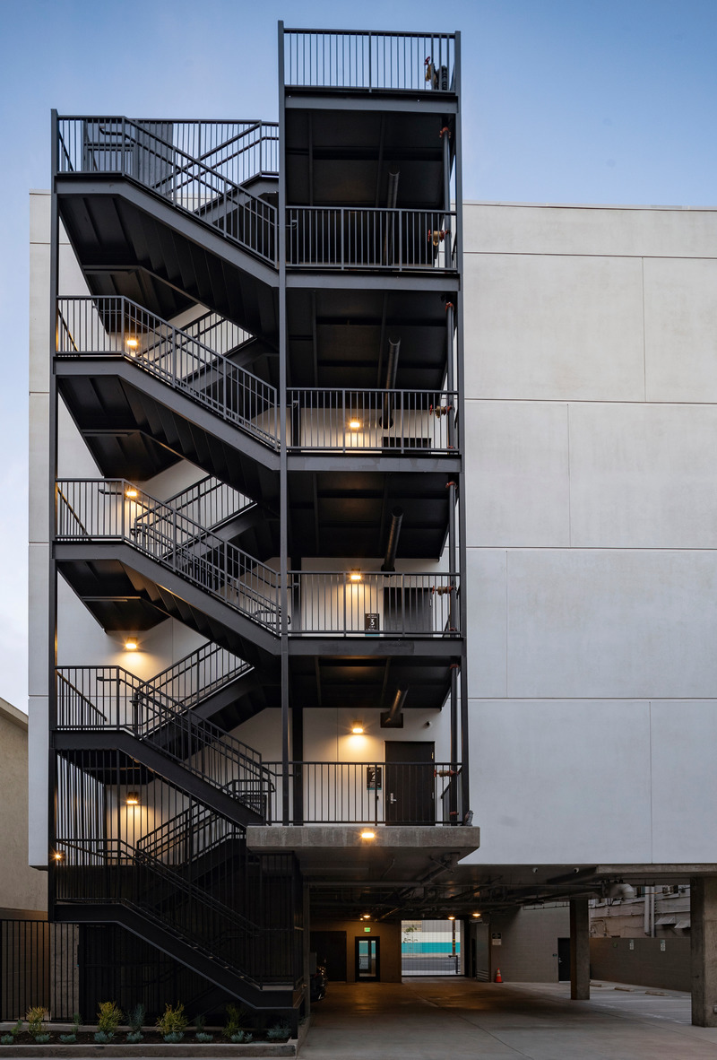 Dossier de presse | 5795-01 - Communiqué de presse | ANX’s Metric Hotel Leads Westlake Neighborhood Re-emergence From The Inside - ANX / Aaron Neubert Architects - Architecture commerciale - Exterior Rear Detail - Crédit photo : Brian Thomas Jones