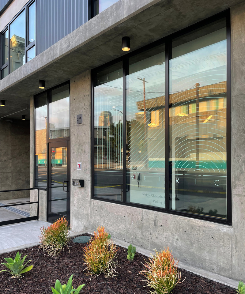 Dossier de presse | 5795-01 - Communiqué de presse | ANX’s Metric Hotel Leads Westlake Neighborhood Re-emergence From The Inside - ANX / Aaron Neubert Architects - Architecture commerciale - Exterior Front Detail - Crédit photo : Brian Thomas Jones