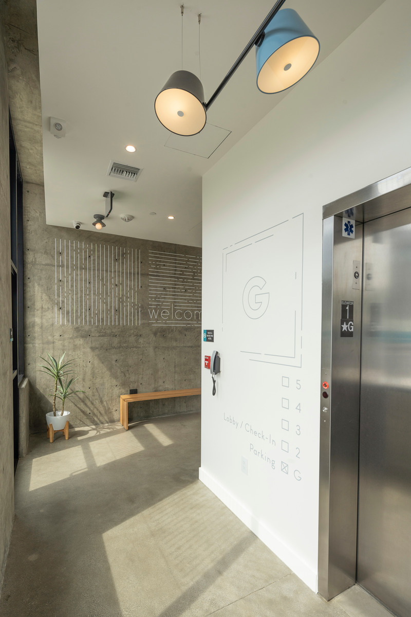 Dossier de presse | 5795-01 - Communiqué de presse | ANX’s Metric Hotel Leads Westlake Neighborhood Re-emergence From The Inside - ANX / Aaron Neubert Architects - Architecture commerciale - Lower Lobby - Crédit photo : Brian Thomas Jones