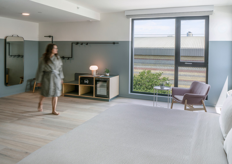 Dossier de presse | 5795-01 - Communiqué de presse | ANX’s Metric Hotel Leads Westlake Neighborhood Re-emergence From The Inside - ANX / Aaron Neubert Architects - Architecture commerciale - Guest Room - Crédit photo : Brian Thomas Jones