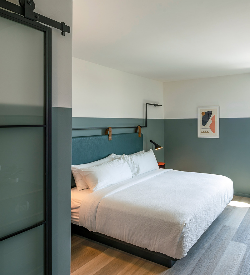 Dossier de presse | 5795-01 - Communiqué de presse | ANX’s Metric Hotel Leads Westlake Neighborhood Re-emergence From The Inside - ANX / Aaron Neubert Architects - Architecture commerciale - Guest Room - Crédit photo : Brian Thomas Jones