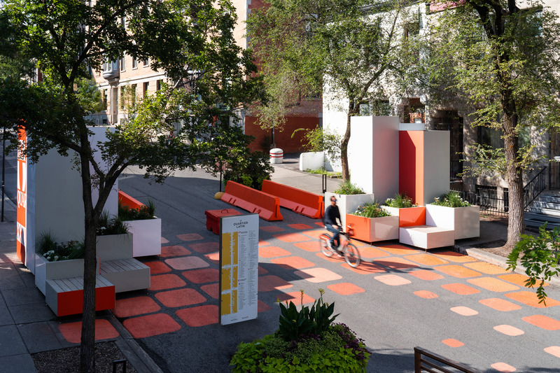 Dossier de presse | 2626-02 - Communiqué de presse | Agora Maximus, aménagements transitoires - LAAB collective en collaboration avec Signature design communication - Design urbain -  Vue d'ensemble des Piliers d'Hercule  - Crédit photo : Raphael Thibodeau