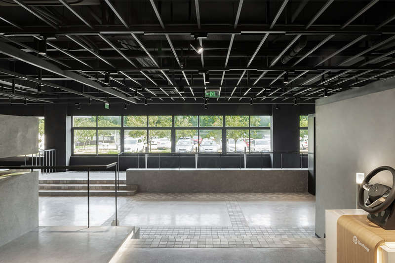 Dossier de presse | 4869-04 - Communiqué de presse | The Mountain City Showroom - Studio DOTCOF - Design d’intérieur commercial - Floor and stairs at different heights - Crédit photo : LEIDU