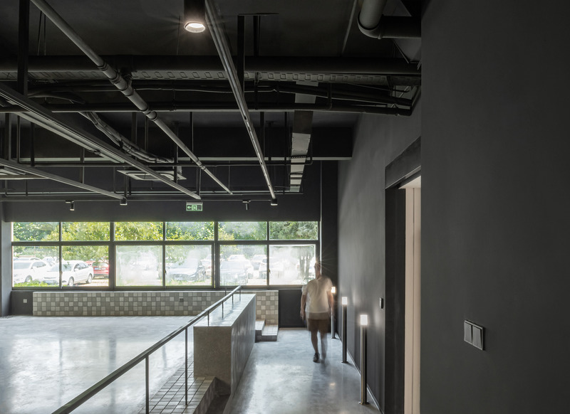 Dossier de presse | 4869-04 - Communiqué de presse | The Mountain City Showroom - Studio DOTCOF - Design d’intérieur commercial - Floor and stairs at different heights - Crédit photo : LEIDU