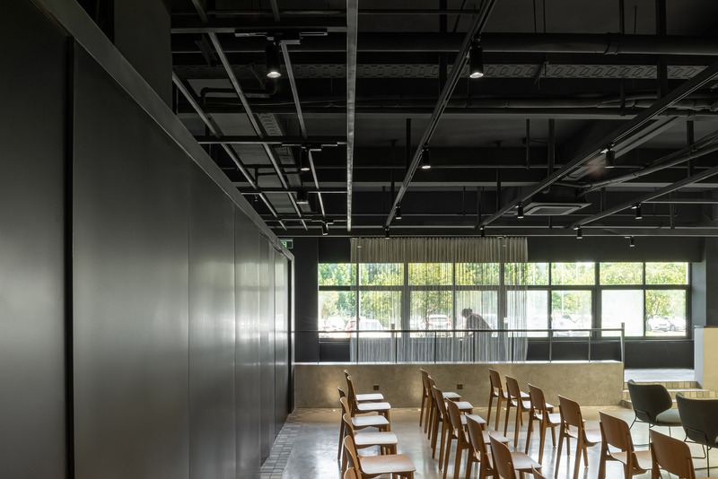 Dossier de presse | 4869-04 - Communiqué de presse | The Mountain City Showroom - Studio DOTCOF - Design d’intérieur commercial - Floor and stairs at different heights - Crédit photo : LEIDU