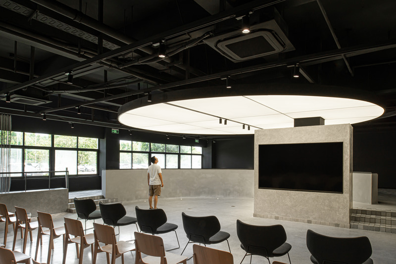 Dossier de presse | 4869-04 - Communiqué de presse | The Mountain City Showroom - Studio DOTCOF - Design d’intérieur commercial - Conference Hall - Crédit photo : LEIDU