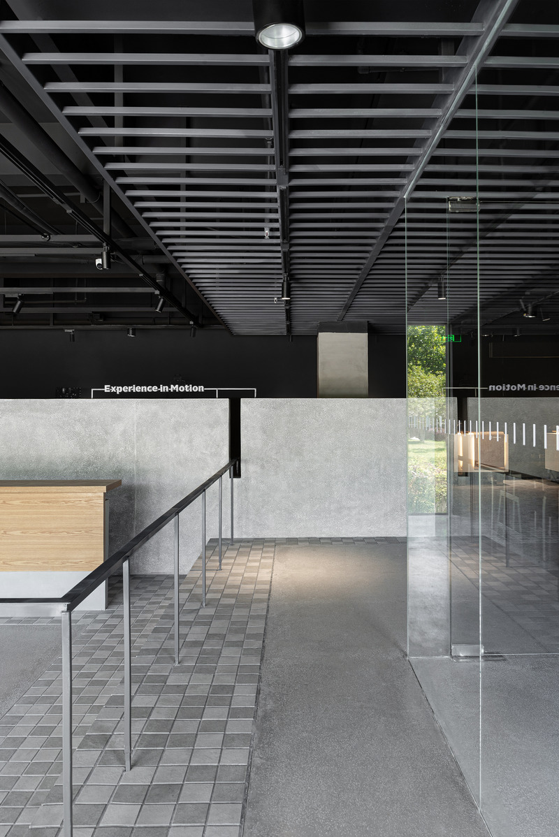 Dossier de presse | 4869-04 - Communiqué de presse | The Mountain City Showroom - Studio DOTCOF - Design d’intérieur commercial - <p class="">Steel frames</p> - Crédit photo : LEIDU