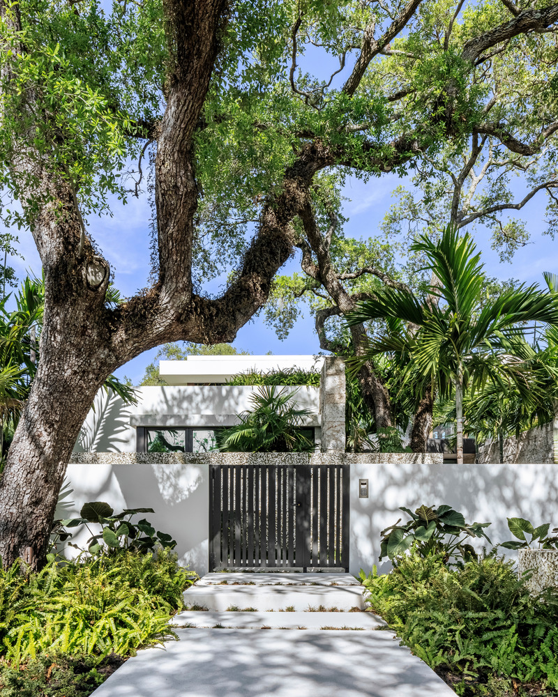 Dossier de presse | 2757-30 - Communiqué de presse | Strang Design Realizes Sustainable Waterfront Residence - Strang Design - Architecture résidentielle -  Exterior detailing includes the use of rough Keystone, exposed concrete, dark wood-like porcelain tile, white crisp stucco, and shellstone hardscape, among other materials.<br style="">  - Crédit photo : Kris Tamburello Photography