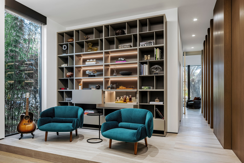 Dossier de presse | 2757-30 - Communiqué de presse | Strang Design Realizes Sustainable Waterfront Residence - Strang Design - Architecture résidentielle -  This intimate lounge space, abutting the music room, feels like its one with the landscape given the expansive windows.   - Crédit photo : Kris Tamburello Photography