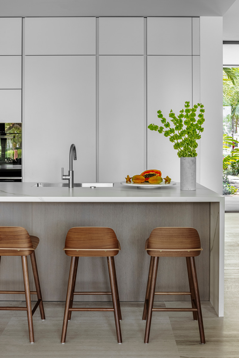 Dossier de presse | 2757-30 - Communiqué de presse | Strang Design Realizes Sustainable Waterfront Residence - Strang Design - Architecture résidentielle -  The modern kitchen showcases products by Ernesto Meda, Miele, and Subzero / Wolf.    - Crédit photo : Kris Tamburello Photography