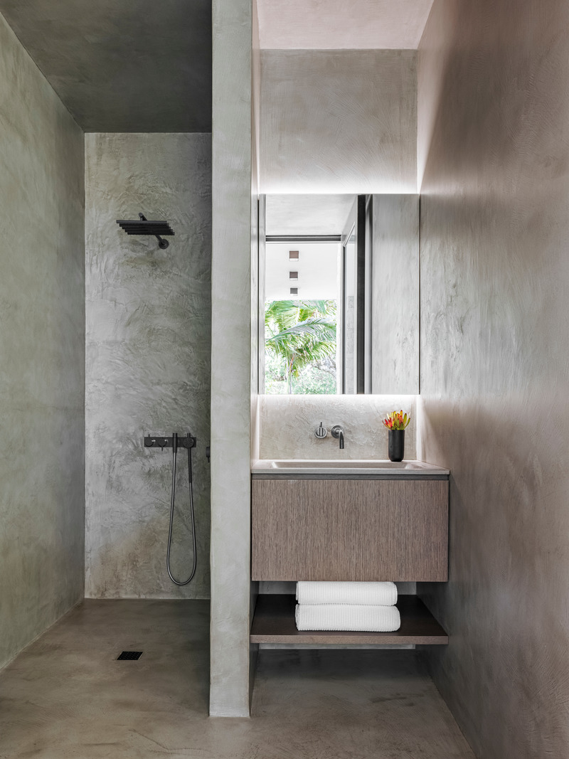 Dossier de presse | 2757-30 - Communiqué de presse | Strang Design Realizes Sustainable Waterfront Residence - Strang Design - Architecture résidentielle -  Casabath Vanities can be found in this secondary bathroom.  - Crédit photo : Kris Tamburello Photography