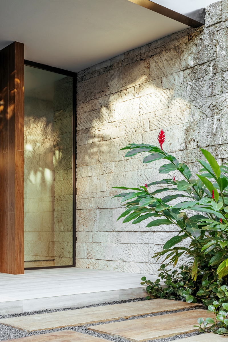 Dossier de presse | 2757-30 - Communiqué de presse | Strang Design Realizes Sustainable Waterfront Residence - Strang Design - Architecture résidentielle -  The rough keystone flows from the exterior walls to the interior on feature walls throughout the home. <span></span>  - Crédit photo : Kris Tamburello Photography