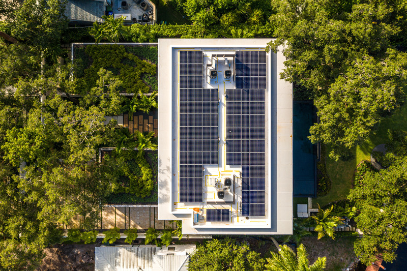 Dossier de presse | 2757-30 - Communiqué de presse | Strang Design Realizes Sustainable Waterfront Residence - Strang Design - Architecture résidentielle -  <p>This aerial view showcases the solar array on the roof. </p>  - Crédit photo :  Calder Wilson Photography 